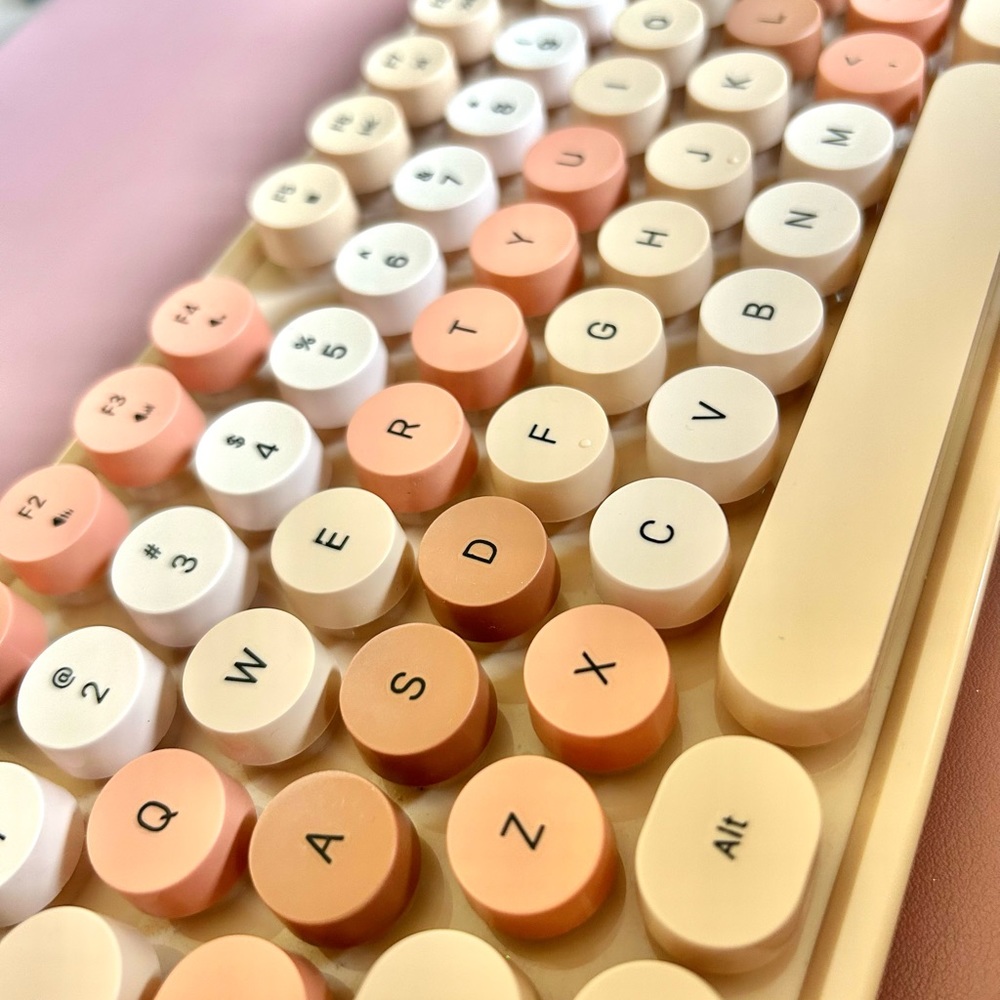 Blush/Nude Pink Chunky Keyboard (wired) - Picture 4 of 5